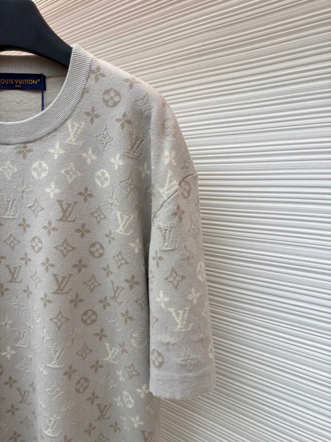 LOUIS VUITTON letter gradient jacquard short sleeves ●Original version: Purchased and developed by 9545 ●Item number: 1681787-A60 ●Fabric: cotton fabric ●Technology: knitted jacquard production ●Color: light apricot ●Version: fitted version ●Weight: about 405 grams ●Size: XS-S-M-L ●Description: Using high-count cotton blended knitting technology, the body uses intarsia jacquard technology to fully present the brand's signature. The texture of apricot, light rice, and light brown yarns is interwoven to achieve a three-dimensional layering and soft gradient texture of the pattern. The neckline is trimmed with ribbing of the same color, taking into account elasticity and shaping effects; the short-sleeved sleeves are seamlessly knitted in one piece to reduce seam friction. The fabric is pre-shrunk to ensure it is not easily deformed after wearing, while retaining the breathability and drape of knitted materials. The overall process combines the brand's classic logo with comfortable knitting, and the stitch pitch error of each jacquard texture is controlled within 0.1mm, which not only highlights the exquisite details, but also adapts to the relaxed needs of daily wear. The overall wiring is straight and delicate, the fabric is comfortable and soft, and the color is consistent without color difference. It can be matched with the same style to create a fashionable look and control various occasions. Customized accessories, complete with three standards, same style for men and women!